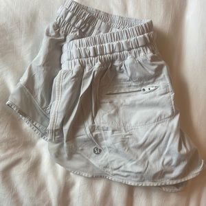 Lululemon white hotty hot low rise short 2.5"